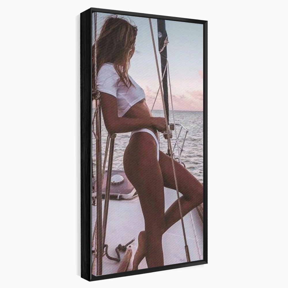 Tablou canvas cu tablou canvas cu femeie pe corabie, in rama de aluminiu negru